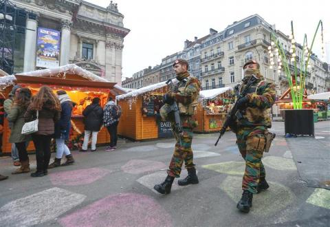 جنديان في سوق بروكسل للميلاد 